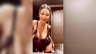 Fichetta mora in sexy lingerie