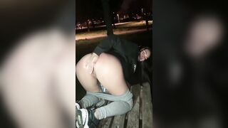 Fidanzata esibizionista si spoglia al parco