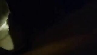 Italiana esibizionista si spoglia sul taxi Uber eccitando il conducente