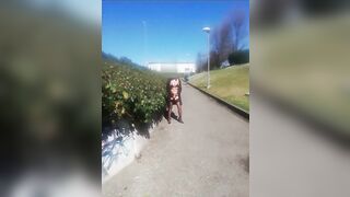 Moglie esibizionista eccita camionista per strada