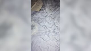 Riprende la sua bella moglie che dorme nuda sul letto