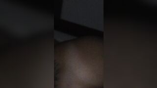 Riprende la sua bella moglie che dorme nuda sul letto