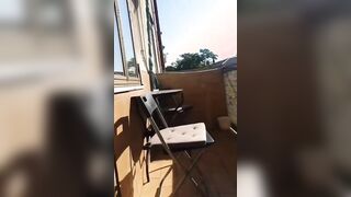 Moglie italiana esibizionista si masturba in balcone
