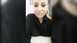 Ragazza italiana porcella in ufficio mostra le tettone