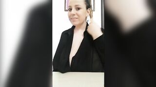 Ragazza italiana porcella in ufficio mostra le tettone