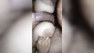 Moglie succhia il cazzo stringendolo tra le sue tettone