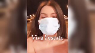 RAGAZZE ENTRO IN AUTOGRILL SENZA REGGISENO...VIVA L'ESTATE