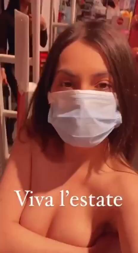 RAGAZZE ENTRO IN AUTOGRILL SENZA REGGISENO...VIVA L'ESTATE