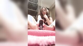 Zoccola italiana ti sega il cazzo coi suoi piedini