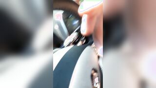 Moglie troia spompina in auto marito mentre guida