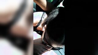 Moglie troia spompina in auto marito mentre guida