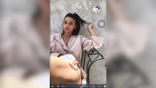 Asia fuma e fa vedere la fica sotto il vestito senza slip