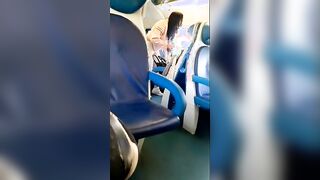 Moglie cornuta va fuori di testa sul treno e fa scenata di gelosia