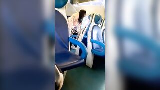 Moglie cornuta va fuori di testa sul treno e fa scenata di gelosia