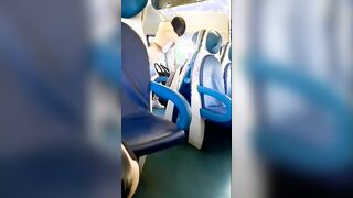 Moglie cornuta va fuori di testa sul treno e fa scenata di gelosia