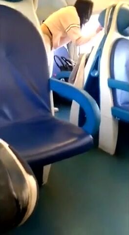 Moglie cornuta va fuori di testa sul treno e fa scenata di gelosia