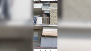 Valeria esibizionista nuda alla finestra