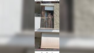 Valeria esibizionista nuda alla finestra