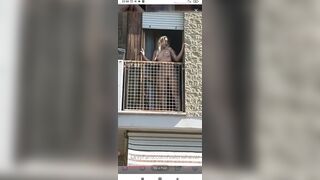 Valeria esibizionista nuda alla finestra