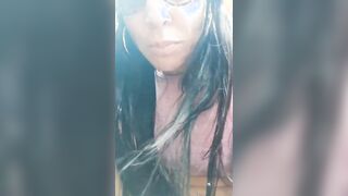 Milf italiana esibizionista si masturba in auto e squirta all'aperto