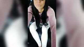 Milf italiana esibizionista si masturba in auto e squirta all'aperto