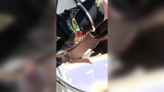 Video dedica mentre guida l'auto toccandosi la fica