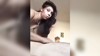 Morettina italiana si guarda e riprende mentre fa un bocchino