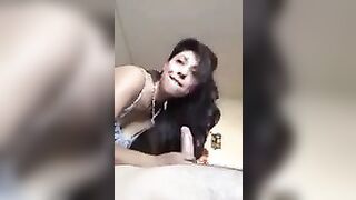 Morettina italiana si guarda e riprende mentre fa un bocchino