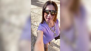 Sei talmente troia che quando piangi e ti cadono le lacrimi ti lecchi pure quelle