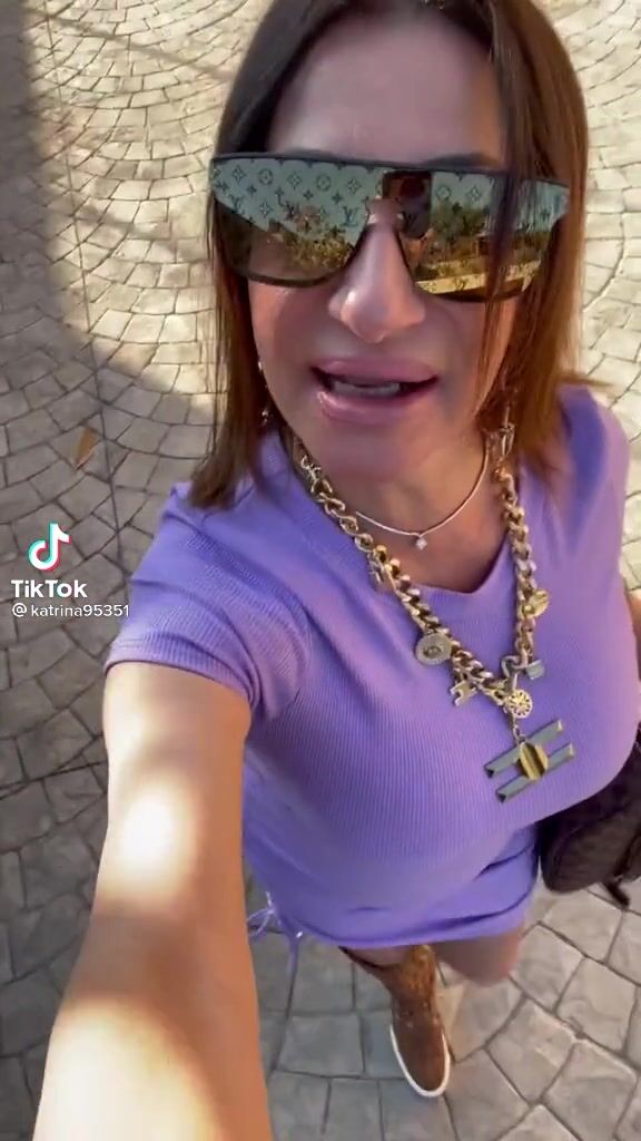 Sei talmente troia che quando piangi e ti cadono le lacrimi ti lecchi pure quelle