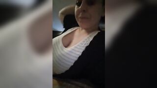 Biondina italiana con tette naturali enormi