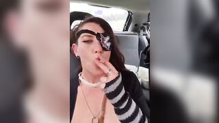 Coatta romana si scopa il culo col cambio della macchina e grosso cetriolo