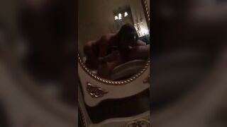 Fidanzata riprende col cellulare mentre fa un pompino al suo ragazzo