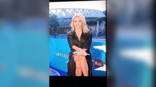 Paola Ferrari upskirt Euro2020 senza mutandine