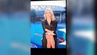 Paola Ferrari upskirt Euro2020 senza mutandine