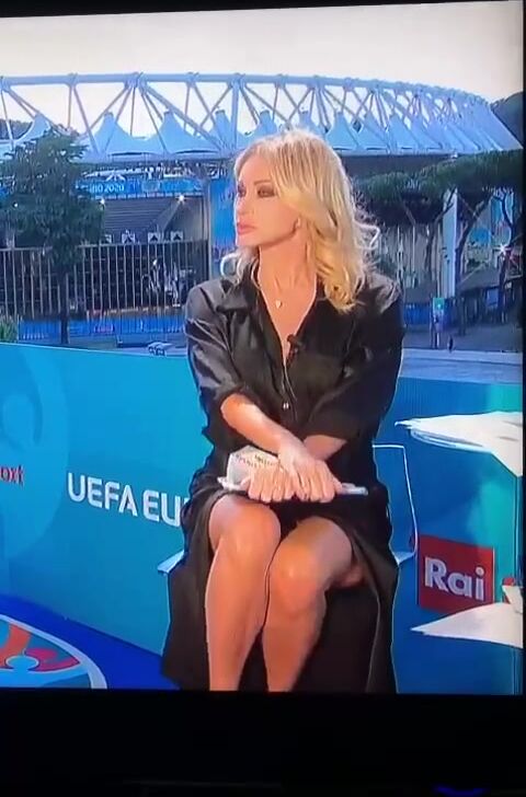 Paola Ferrari upskirt Euro2020 senza mutandine
