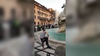 Ragazza esibizionista nuda nella fontana di Trevi a Roma