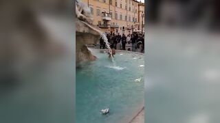 Ragazza esibizionista nuda nella fontana di Trevi a Roma