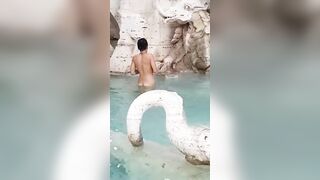 Ragazza esibizionista nuda nella fontana di Trevi a Roma