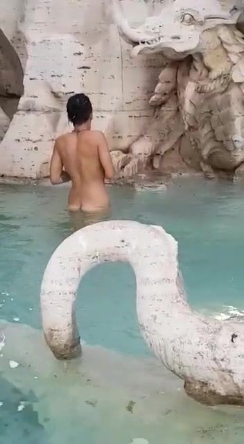 Ragazza esibizionista nuda nella fontana di Trevi a Roma