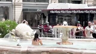 Esibizionismo in piazza Colonna Roma