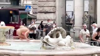 Esibizionismo in piazza Colonna Roma