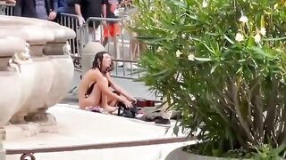 Esibizionismo in piazza Colonna Roma