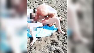 Sesso amatoriale in spiaggia con fidanzata troia esibizionista