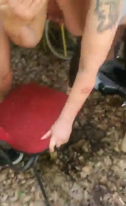 Gang bang italiana in campagna con moglie troia offerta a singoli maiali