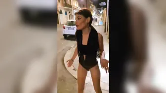 Serena Rinaldi cammina in mutandine e reggiseno in Via del Corso parte 2