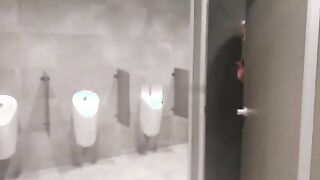 Cazzo ci fai nel bagno degli uomini? Stai zitto che ti faccio un pompino