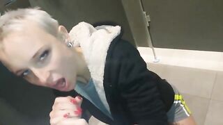 Cazzo ci fai nel bagno degli uomini? Stai zitto che ti faccio un pompino