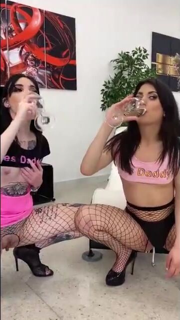 Giada SGH e Francesca Palma pisciano nel bicchiere e bevono l'urina calda