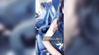 Marcella trans fa vedere le tette in treno